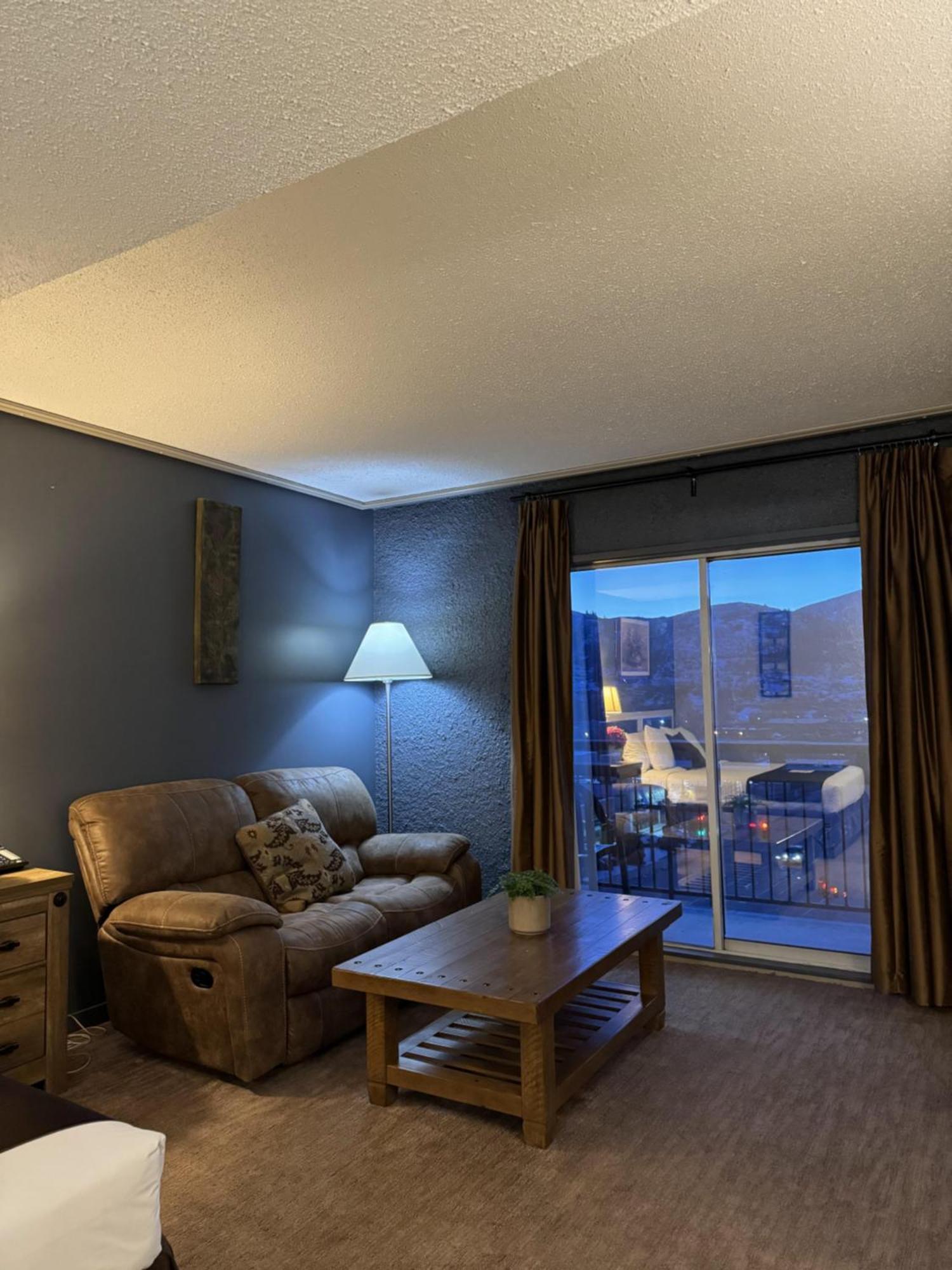 Divya Sutra Plaza And Conference Centre, Vernon, Bc Dış mekan fotoğraf