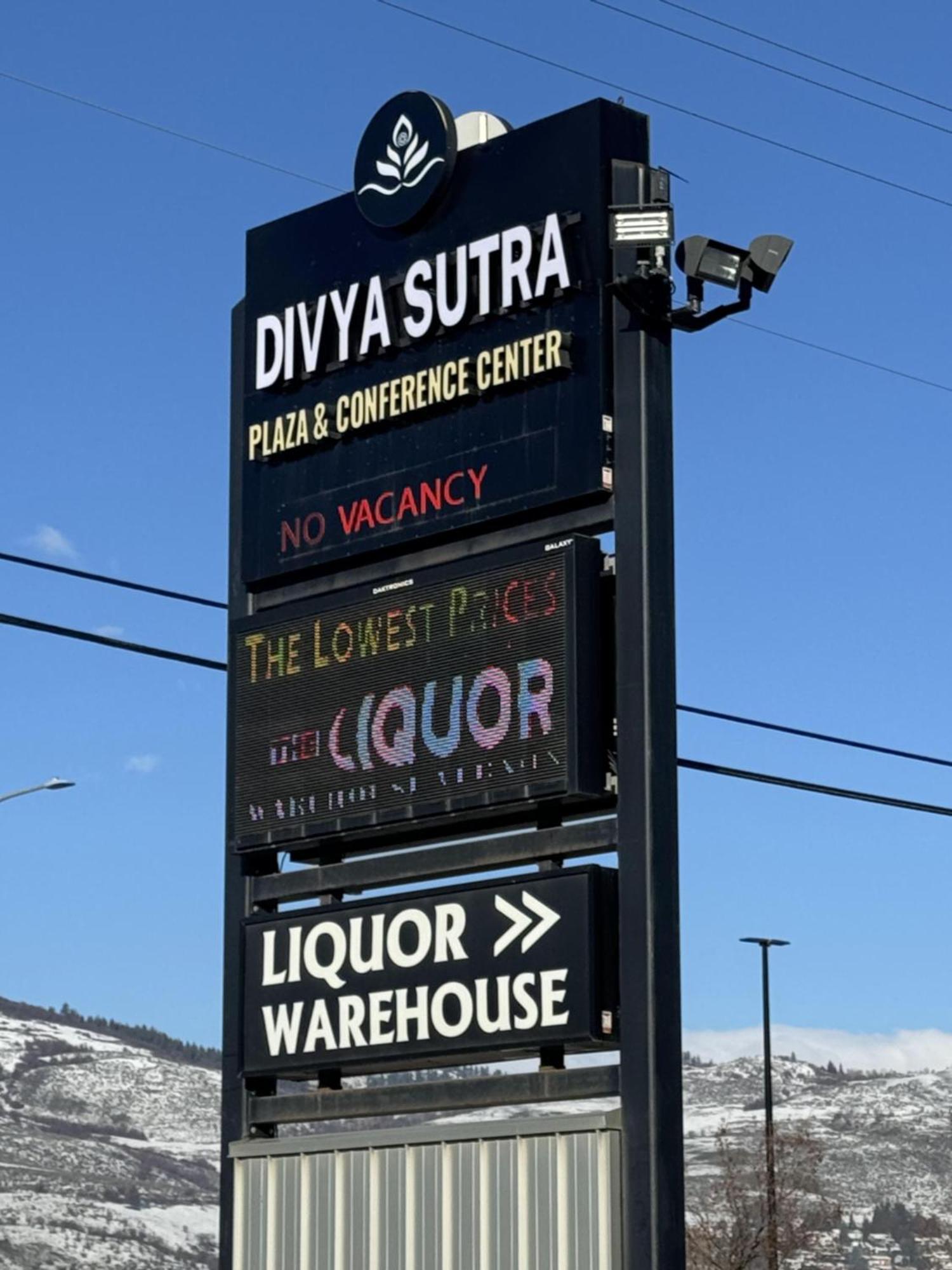 Divya Sutra Plaza And Conference Centre, Vernon, Bc Dış mekan fotoğraf