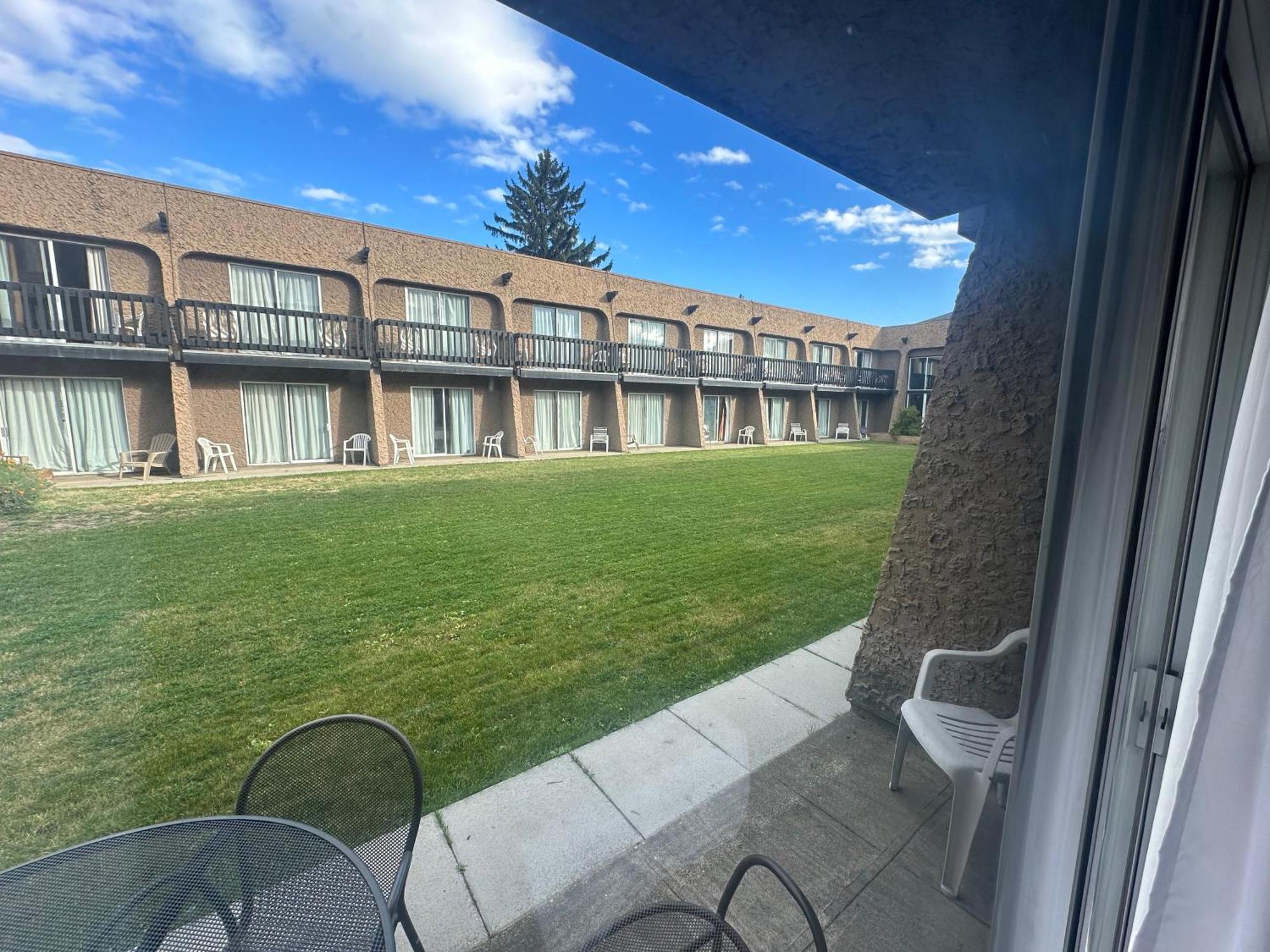 Divya Sutra Plaza And Conference Centre, Vernon, Bc Dış mekan fotoğraf